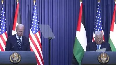 صورة مؤثرة على كرسي.. سبب تأخر المؤتمر الصحفى بين أبومازن وبايدن