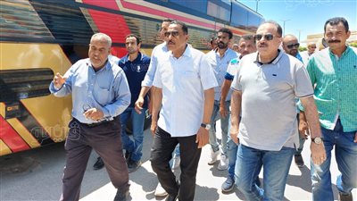 محافظ مطروح يتفقد مواقف الأجرة والأتوبيسات لمتابعة التعريفة الجديدة | صور
