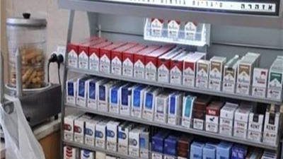 التحقيق مع صاحب محل سجائر لاتهامه بحجب 40 ألفا و505 عبوات سجائر