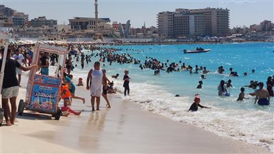 بعد ارتفاع الأمواج في مطروح.. متى تنزل البحر والفرق بين علامات الإنقاذ؟ | فيديو