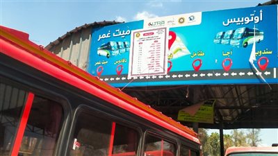 تعليق استيكرات بالأجرة الجديدة على سيارات الميكروباص بالدقهلية | صور