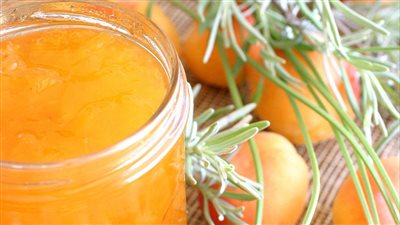 وفري في الميزانية واصنعي مربى المشمش وكمبوت الخوخ بنفسك