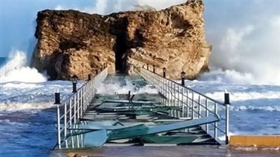 كان بيتصور سيلفي.. غرق شاب بمزار كليوباترا في مطروح بسبب ارتفاع الأمواج