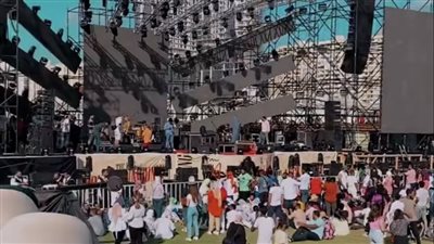 أول صور من مسرح حفل محمد منير في الإسكندرية