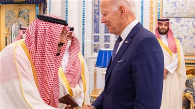 بايدن في السعودية.. تخفيض مراسم الاستقبال بمطار جدة.. ومباحثات مع الملك سلمان تستهدف الحصول على النفط