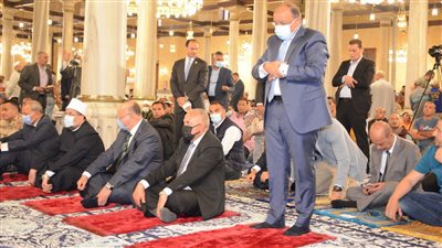 وزير التنمية المحلية يؤدي صلاة الجمعة بمسجد الحسين بمناسبة العيد القومي للقاهرة