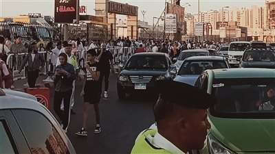 إقبال كبير على حفل محمد منير بالإسكندرية وزحام في الشوارع لمشاهدة الكينج | فيديو وصور