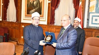 إهداء درع محافظة القاهرة لوزير الأوقاف لدوره في خدمة المجتمع