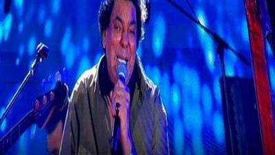 محمد منير يدخل في نوبة بكاء أثناء غنائه 