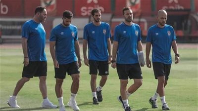 الجهاز الفني للأهلي يراجع خطة مباراة بيراميدز مع اللاعبين بالمحاضرة الختامية 