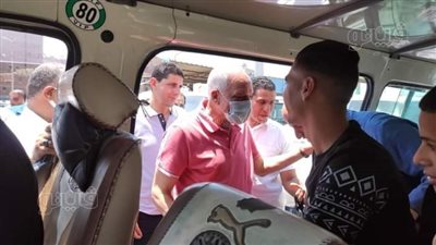 محافظ الجيزة للركاب في موقف سيارات عرابي: أنا حاسس بيكم ومش هنسمح لحد يستغلكم | فيديو 