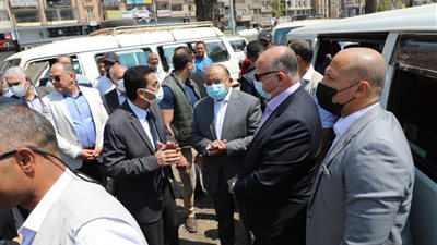 شعراوي للمواطنين: لا تدفعوا أي زيادات عن التعريفة الرسمية.. وأبلغوا عن أي سيارة مخالفة |صور 