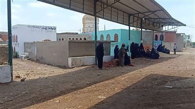 توافد أهالي ديرب الخضر على المقابر استعدادًا لوصول جثامين ضحايا حادث الإمارات | فيديو وصور 