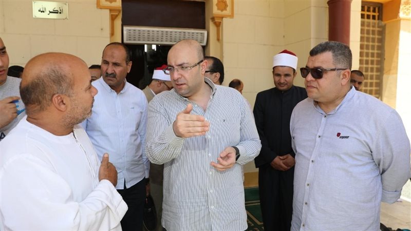 محافظ بني سويف يستمع