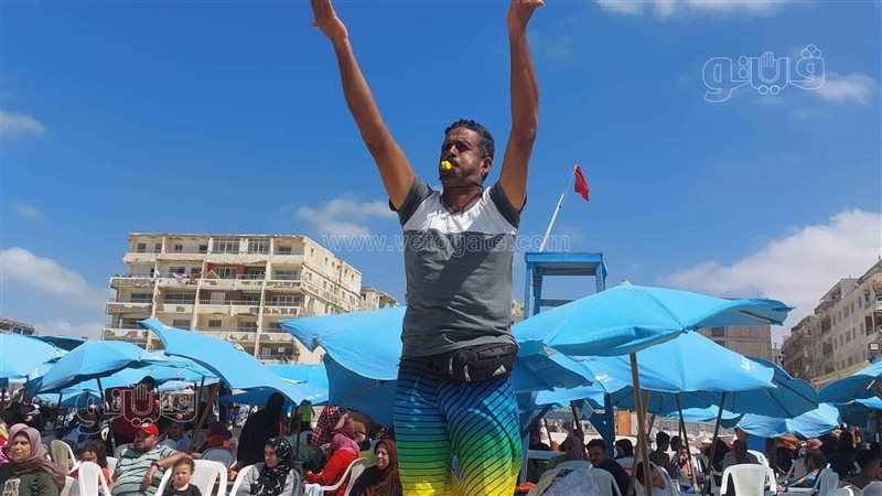 احد المنقذين يوجه