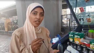 بائعة صباحا وأم وطالبة في المساء.. حكاية داليا صاحبة عربة مشروبات بالمريوطية | فيديو 