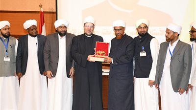 وفد كبار علماء الهند يشكر وزير الأوقاف ويهديه درع جامعة الثقافة السنية