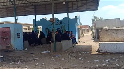 تجمع أهالي ضحايا حادث الإمارات أمام مقابر ديرب الخضر بالدقهلية | فيديو