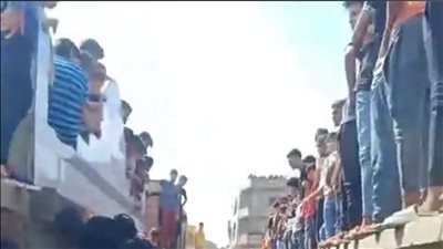  اعتلاء أهالي قرية ديرب الخضر الأسوار لتوديع جثامين ضحايا حادث الإمارات بالدقهلية| شاهد