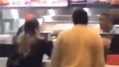 كويتية تهين عاملا مصريا.. ونشطاء عرب يعلقون| فيديو