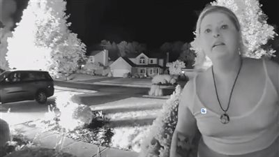 موقف بطولي لامرأة أمريكية ينقذ حياة عائلة من الموت | فيديو