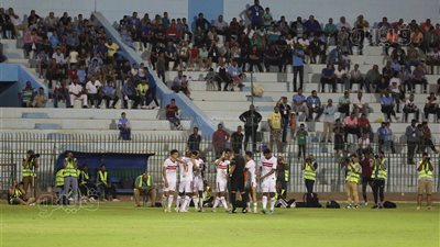  لاعبو الزمالك يحتفلون مع الجماهير بالفوز على غزل المحلة