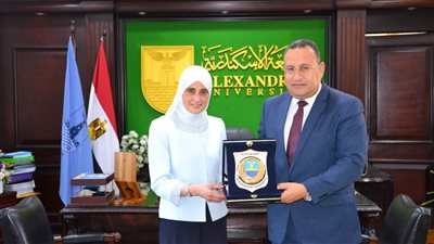رئيس جامعة الإسكندرية يكرم طبيبة عيون بسبب أعمالها الإنسانية