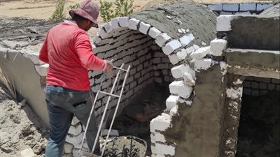 وقف بناء مخالف على مقابر السواحل بالإسماعيلية | صور 