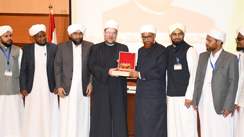 إهداء درع الثقافة
