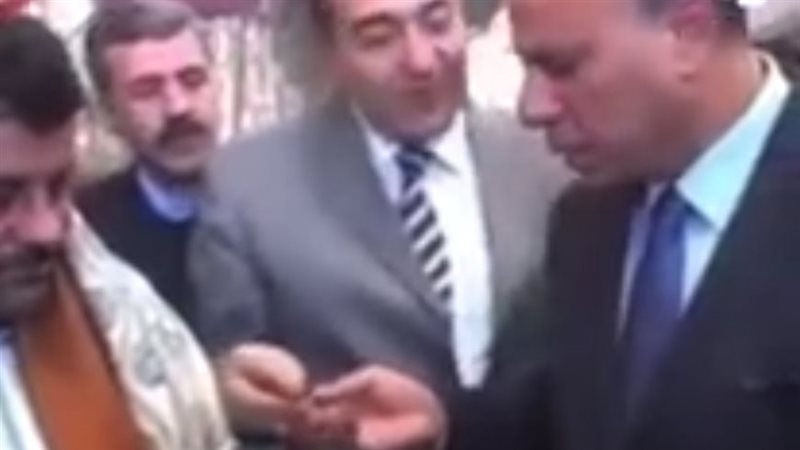 مواطن يخرج أفيون