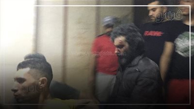 أهالي كفر طهرمس يقتحمون شقة مشتبه به بالسرقة.. فيشعل النار للتصدي لجيرانه | فيديو