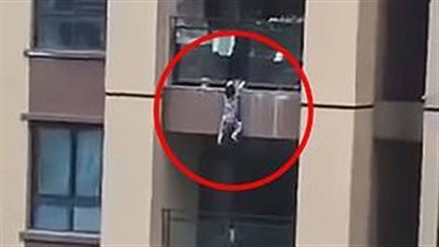 الاستماع لأقوال أسرة طفل أصيب عقب سقوطه من شرفة المنزل بالبدرشين 