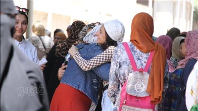 الفرحة تسيطر على طلاب الثانوية العامة بعد امتحانات اليوم.. الأسئلة مباشرة وفي مستوى الطالب المتوسط | صور 
