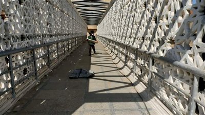 رئيس حي العمرانية يتفقد نظافة كوبري المشاة|صور