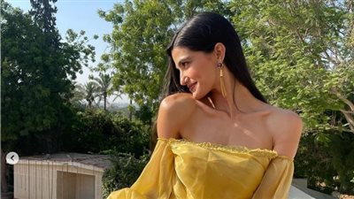 تارا عماد تتألق بالأصفر في أحدث ظهور