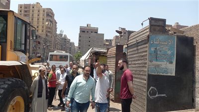 رئيس حي شمال الجيزة يتفقد رفع إشغالات إمبابة والعجوزة وتركيب بلاط الانترلوك بالوراق