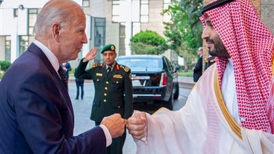 رد سعودي وسخرية أمريكية.. تداعيات دبلوماسية لمصافحة بايدن والأمير محمد بن سلمان 