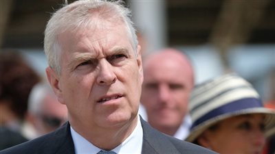 مصور بريطاني يهدد العائلة الملكية بصورة محرجة للأمير أندرو