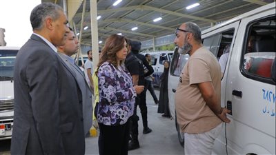محافظ دمياط تتابع مواقف السرفيس للتأكد من الالتزام بالأجرة