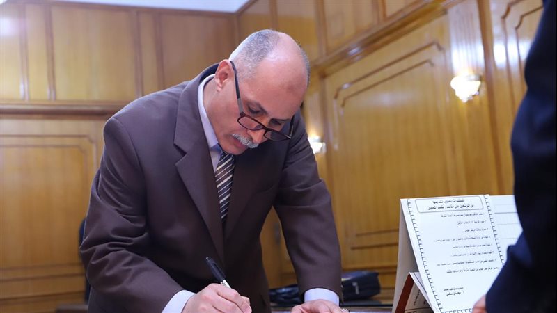 على فتوح يتقدم بأوراق