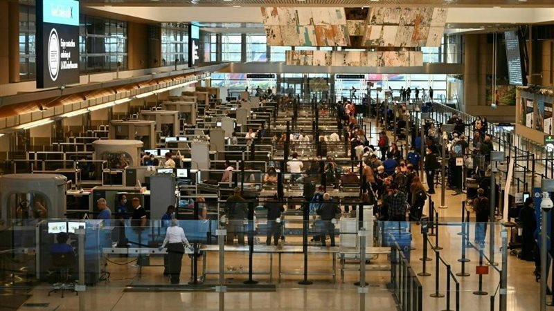 إضراب وشلل في مطارات