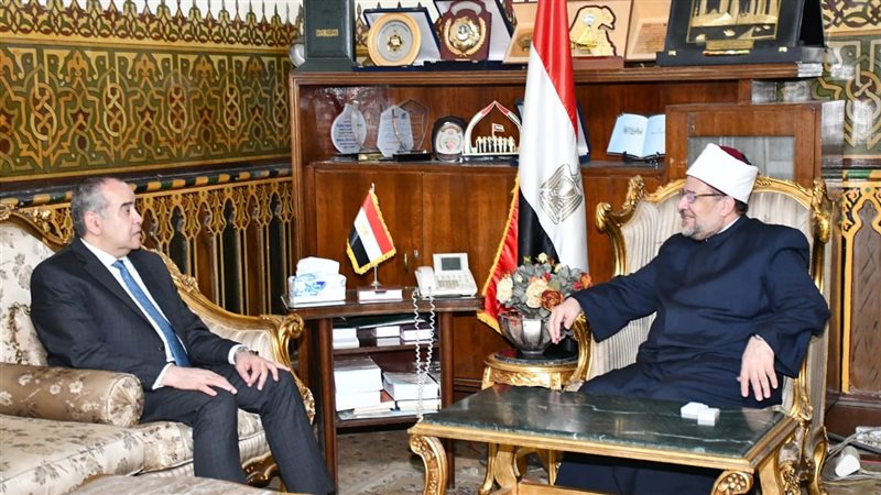 وزير الطيران يوقع