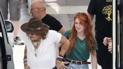 جوني ديب مع امرأة مجهولة خلف كواليس حفلته الموسيقية