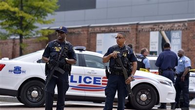 طفل أمريكي يطلق النار على الشرطة للدفاع عن والده