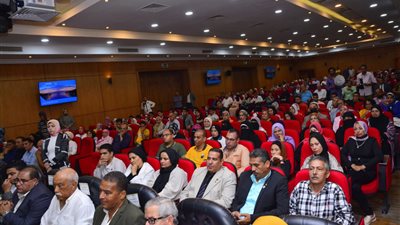 محافظ بورسعيد يستعرض المشروعات القومية والتنموية مع الشباب | صور 