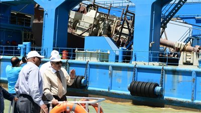 أسامة ربيع: إزالة 30 مليون متر مكعب رمال من مجرى قناة السويس | صور 