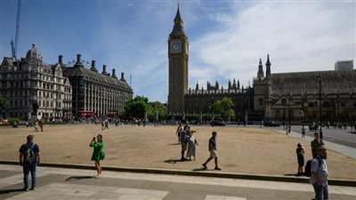 درجة الحرارة تبلغ ذروتها.. طوارئ وإغلاق المدارس في بريطانيا