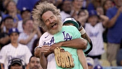 تصرفات مضحكة وغريبة من براين كرانستون في مباراة النجوم بأسبوع لعبة البيسبول 