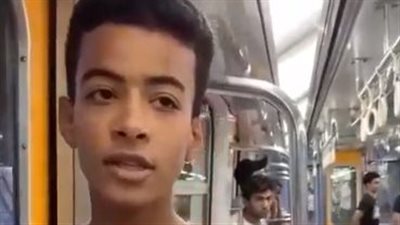 أدهش النشطاء.. طفل يقلد مشاهير قراء القرآن الكريم في المترو بسلاسة| فيديو 