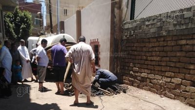 عقب شكوى الأهالي.. حل مشكلة المياه الجوفية بقرية طحا البيشة في بني سويف